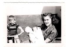 Mulher e bebê com filho orgulhoso em triciclo foto vintage década de 1950 P&B 3 1/2" x 4 1/2"   comprar usado  Enviando para Brazil