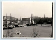 FOTOGRAFIA - KOSZARY SZKOŁA ? BOISKA HOKEJOWE - STARE SAMOCHODY - LOKALIZACJA KONTYNENTALNA? na sprzedaż  Wysyłka do Poland