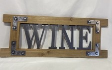 Placa de metal vinho tamanho 24 pol. L x 10 pol. A x 1 pol. moldura de madeira decoração de bar inauguração comprar usado  Enviando para Brazil