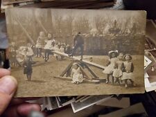 CARTÃO POSTAL VINTAGE FOTO REAL. CRIANÇAS NO PLAYGROUND BRINCANDO EM UMA GANGORRA comprar usado  Enviando para Brazil