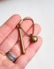 Chaveiro vintage bola de beisebol taco brinquedo prêmio premium máquina de chiclete brinquedo charme comprar usado  Enviando para Brazil