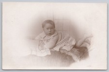 Bebê em roupa de crochê por Bruce Walker Studio, Keighley, c.1910s comprar usado  Enviando para Brazil