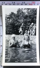 Foto instantânea feminina comendo picolés na piscina comida natação BW comprar usado  Enviando para Brazil