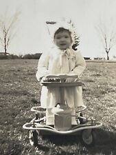 Foto vintage Taylor Tot carrinho de bebê andador scooter brinquedo menina década de 1940 comprar usado  Enviando para Brazil