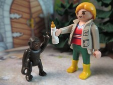Soigneuse bébé chimpanzé d'occasion  Viarmes