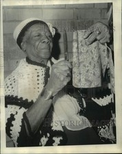 1974 Press Photo Mrs. Rose Richardson trabalha em colcha, hospital de caridade comprar usado  Enviando para Brazil