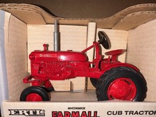 Ertl mccormick farmall d'occasion  Expédié en Belgium
