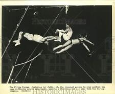 Usado, 1979 Press Photo The Flying Farias Executive um passe no ar de trapézio voador comprar usado  Enviando para Brazil