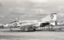 NEGATIVO DE AERONAVE - F-4J 153797/NJ143 MUITO BOM ESTADO-121 @ MIRAMAR '75. comprar usado  Enviando para Brazil