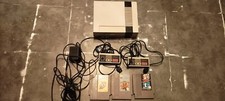 Console nintendo nes avec cables officiels, 2 manettes officielles et 3 jeux comprar usado  Enviando para Brazil