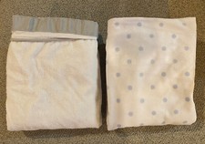 Lote de 2 sábanas de cuna para niños Pottery Barn blancas con lunares grises y azules segunda mano  Embacar hacia Mexico