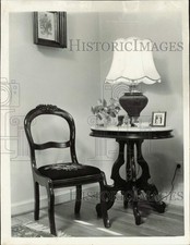 Usado, 1959 Press Photo Antiga mesa lateral e cadeira de propriedade da avó de Miss Edna comprar usado  Enviando para Brazil