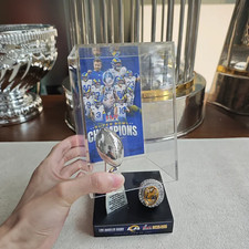 Troféu e anel 2022 Los Angles Rams Super Bowl LVI Championship com estojo comprar usado Troféu e anel 2022 Los Angles Rams Super Bowl LVI Championship com estojo comprar usado  Enviando para Brazil