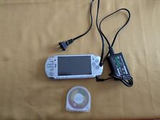 2 Juegos y EE. UU. Sony PSP 2000 2001 Consola Plateada Batería Tarjeta de Memoria Juegos PROBADO segunda mano  Embacar hacia Argentina