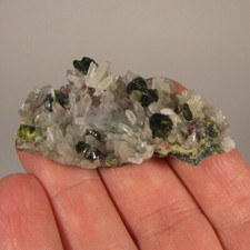 Usado, EPIDOTE verde 2,3" em aglomerado de cristais de quartzo - Imilchil, Marrocos comprar usado  Enviando para Brazil