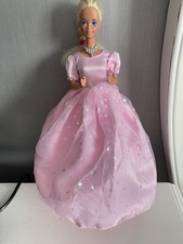 Barbie magnifique robe d'occasion  Montigny-le-Bretonneux