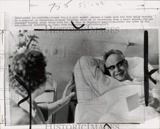 1971 Press Photo Agrônomo Claude Fly e esposa no hospital de Montevidéu, no Uruguai comprar usado  Enviando para Brazil