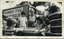 1975 Press Photo Crianças brincam de mesa sinuca no playground em Colonie, Nova York comprar usado  Enviando para Brazil