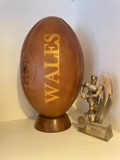 Bola de rugby do País de Gales com pedestal, bola de rugby de couro tamanho completo: presente masculino comprar usado  Enviando para Brazil