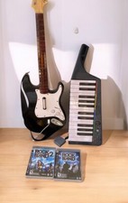 Guitarra Playstation PS3 Fender Stratocaster Rock Band COM DONGLE E PACOTE DE JOGOS comprar usado  Enviando para Brazil