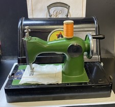 Mini máquina de costura vintage brinquedo infantil original em um estojo de baquelite URSS funciona comprar usado Mini máquina de costura vintage brinquedo infantil original em um estojo de baquelite URSS funciona comprar usado  Enviando para Brazil