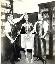 Foto vintage 1900 RPPC homens bonitos em laboratório de anatomia com esqueleto estranho gay int comprar usado  Enviando para Brazil