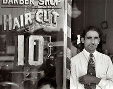 Foto de 1932 BARBEIRO POSANDO NA FRENTE DE SUA LOJA (126-K) comprar usado  Enviando para Brazil