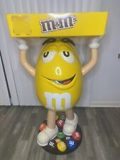 Amarelo amarelo M&M com bandeja chocolate loja personagem de exibição de doces comprar usado  Enviando para Brazil