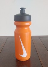 Garrafa de água NIKE Squeeze 22 oz laranja branco Swoosh preto tampa torcida puxar comprar usado Garrafa de água NIKE Squeeze 22 oz laranja branco Swoosh preto tampa torcida puxar comprar usado  Enviando para Brazil