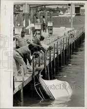 1979 Press Photo Pessoas trabalhando com barco derrubado por tornado - lra84134 comprar usado  Enviando para Brazil