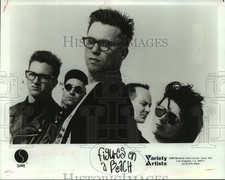 1989 Press Photo "Figuras em uma praia" banda pose para uma foto promocional comprar usado  Enviando para Brazil