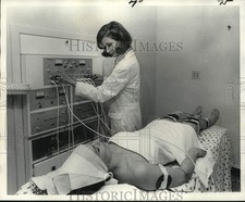 Usado, 1976 Press Photo Parte do Método Europeu de Tratamento da Celulite é uma massagem comprar usado  Enviando para Brazil