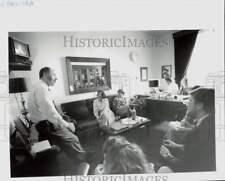 1993 Press Photo Peter Hoekstra e equipe assistir vídeo de reunião da cidade, Holanda, MO comprar usado  Enviando para Brazil