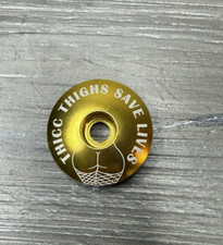 Thicc Thighs Save Lives Bike Top Cap 1 1/8" Haste Dourada Coxas Grossas Booty comprar usado  Enviando para Brazil