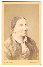 Fotografie H. Mathaus, München, Schwanthaler Strasse 10a, Ältere Dame in geknöp , usado comprar usado Fotografie H. Mathaus, München, Schwanthaler Strasse 10a, Ältere Dame in geknöp , usado comprar usado  Enviando para Brazil