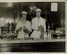 Usado, 1925 Press Photo Mulheres sociais servem refrigerantes na arrecadação de fundos da primavera na 42nd Street comprar usado  Enviando para Brazil