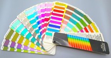 PANTONE COLOR FORMULA GUIDE 1985 - 1986 Vintage 18ª Edição Revestido e Sem Revestimento comprar usado  Enviando para Brazil