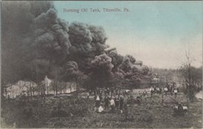 Cartão postal tanque de óleo queimado Titusville PA árvores nuas agrícolas chapéus de multidão década de 1910 comprar usado  Enviando para Brazil
