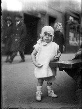 Portrait child standing d'occasion  Expédié en Belgium