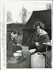 1967 Press Photo Um homem e sua esposa aquecem café em um acampamento em Paris, França comprar usado  Enviando para Brazil