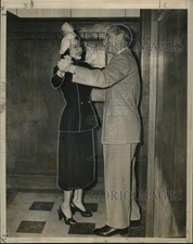 1949 Press Photo Bandleader Wayne King Valsas com Vocalista de Banda Nancy Evans, usado comprar usado  Enviando para Brazil