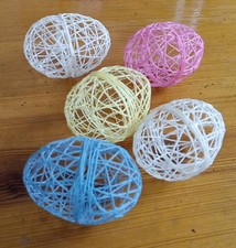 Conjunto de 5 ovos de Páscoa vintage feitos à mão enfeites de corda engomada decoração pastel 3" comprar usado  Enviando para Brazil