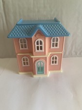 Mini casa de bonecas Little Tikes Place Miniatures mansão rosa telhado azul 4” vintage comprar usado Mini casa de bonecas Little Tikes Place Miniatures mansão rosa telhado azul 4” vintage comprar usado  Enviando para Brazil