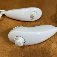 Pacote com 2 pares de nunchucks brancos originais de fábrica para Nintendo Wii comprar usado  Enviando para Brazil