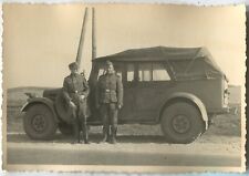 FOTO DE ARQUIVO ALEMÃ DA SEGUNDA GUERRA MUNDIAL: OFICIAL DE TROPAS DE ELITE E SOLDADO POR UM VEÍCULO EM UMA ESTRADA comprar usado  Enviando para Brazil