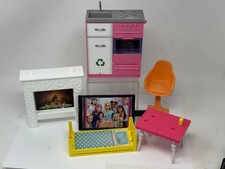 Usado, Lote de móveis de reposição Barbie Dream House cozinha fogão banco banquinho mesa TV comprar usado  Enviando para Brazil