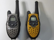 2 rádios walkie-talkie prata/preto e amarelo/preto Motorola T5710 TalkAbout, usado comprar usado  Enviando para Brazil