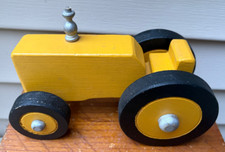 Brinquedo trator agrícola vintage feito à mão de madeira amarelo - 8" de comprimento x 5,5" de altura comprar usado  Enviando para Brazil