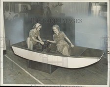 1939 Press Photo Joan Taylor & Ronnie Gleason cheque artesanato em show de barcos, Nova York comprar usado  Enviando para Brazil