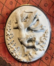 Usado, Conjunto de broche de lava esculpido antigo vitoriano em ouro Eros Cupido assinado Raffaello comprar usado  Enviando para Brazil